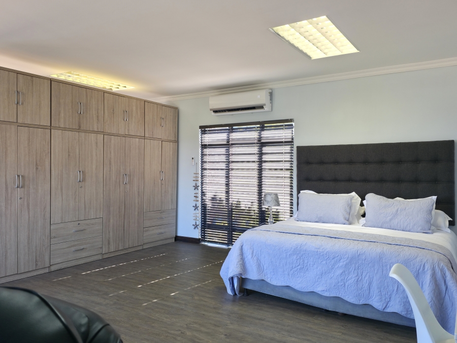 5 Bedroom Property for Sale in Wavecrest Eastern Cape